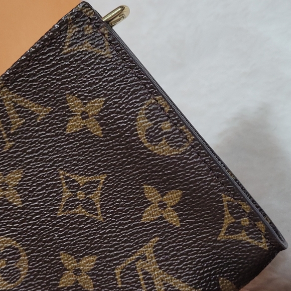 Louis Vuitton Cosmetics Pouch / Pochette - Picture 3 of 16